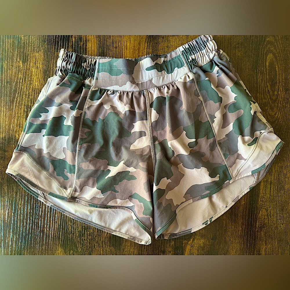 Lululemon Hotty Hot Low Rise Shorts Heritage Camo Misty Mauve Pink Size 6